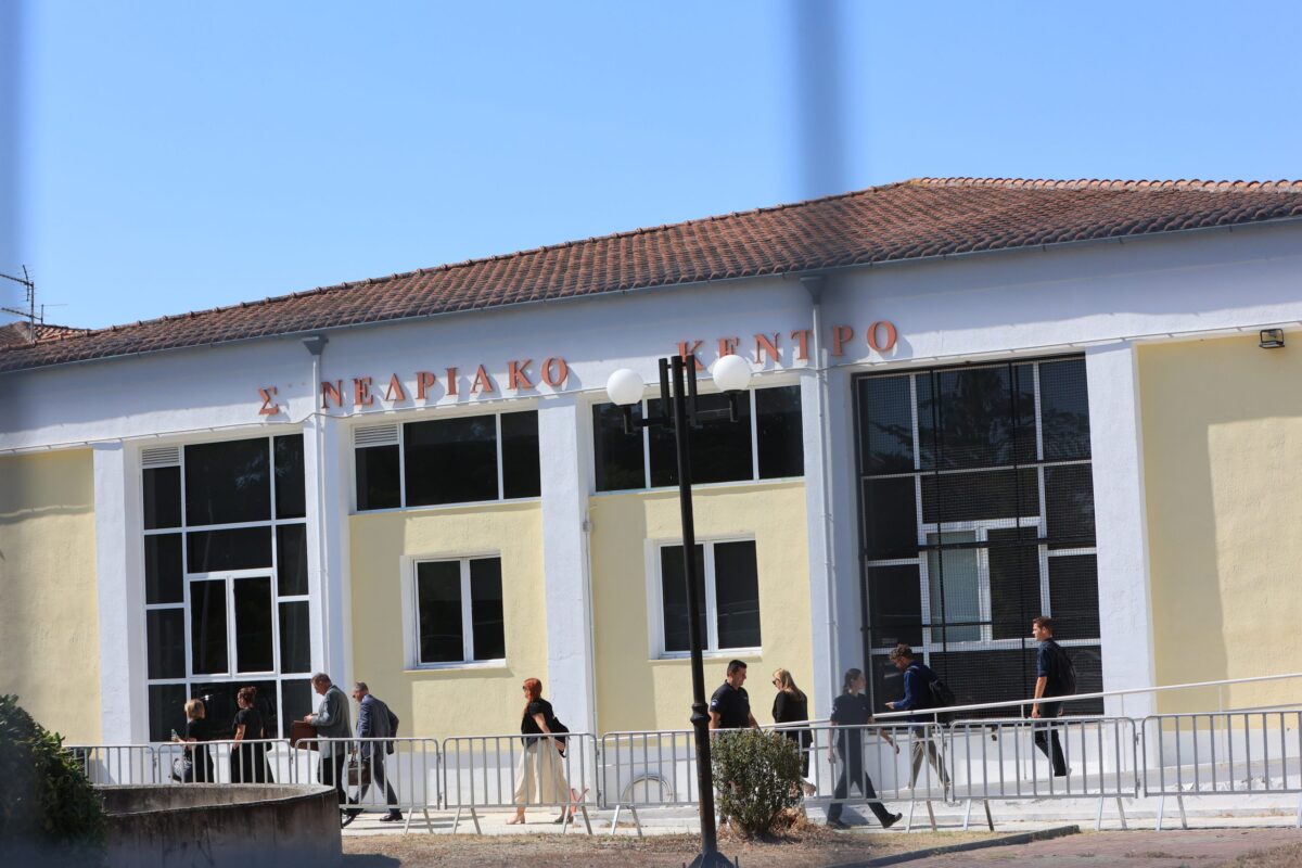 Δίκη Τεμπών: Συγκλονιστικές οι καταθέσεις των συγγενών – Άμεσα ξεκινούν οι μαρτυρίες των επιβατών που επέζησαν από τη σύγκρουση