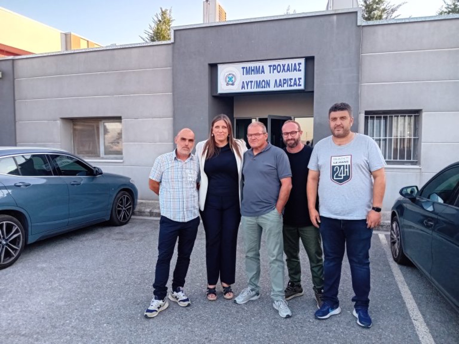 Η Ζωή Κωνσταντοπούλου στο τμήμα τροχαίας αυτοκινητοδρόμων Λάρισας για τις διώξεις κατά αγροτών