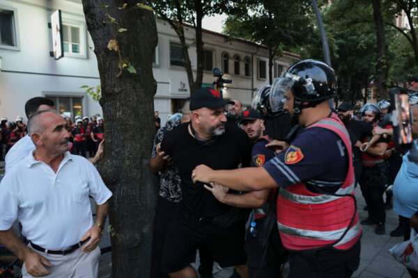 Αλβανία: Συγκρούσεις έξω απο το κοινοβούλιο σε διαδήλωση κατά του τουριστικού σχεδίου της οικογένειας Τραμπ