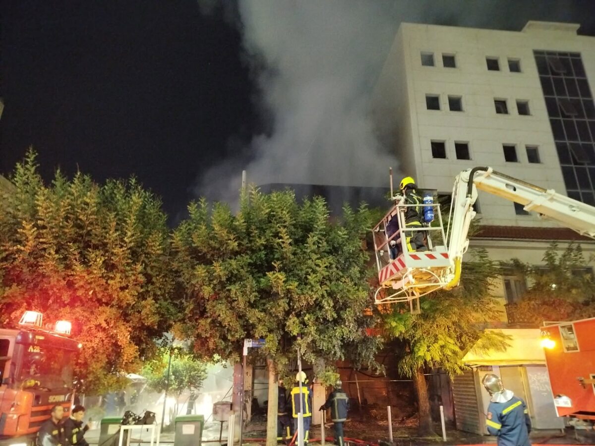 Μεγάλη φωτιά σε κατάστημα με υφάσματα στον Πειραιά – Πυκνοί καπνοί έχουν καλύψει την περιοχή