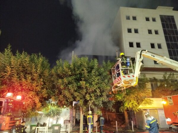 Μεγάλη φωτιά σε κατάστημα με υφάσματα στον Πειραιά – Πυκνοί καπνοί έχουν καλύψει την περιοχή
