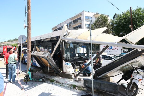 Τροχαίο στη Θεσσαλονίκη: Εξιτήριο για δύο από τις 4 τραυματίες-Με σοβαρά τραύματα 21χρονη