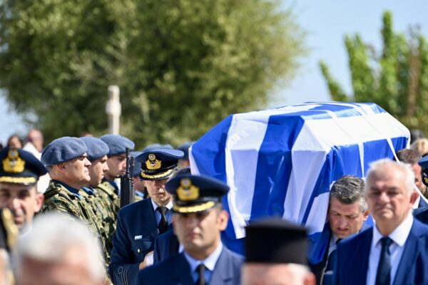 Κηδείες πιλότων του Phantom: Με τιμές ηρώων το ύστατο χαίρε σε Πύργο και Ιωάννινα