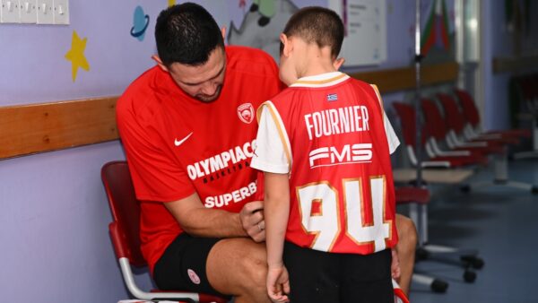 Δώρα και χαρά μοίρασαν οι παίκτες του Ολυμπιακού στο «Μακάριο Νοσοκομείο» της Λευκωσίας