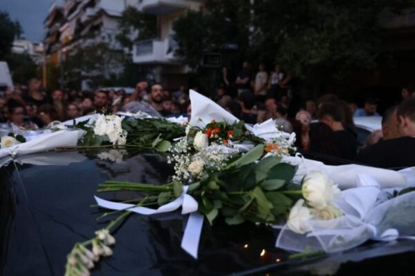 Σήμερα το μεσημέρι το τελευταίο αντίο στον Γιώργο Μαζωνάκη – Πλήθος κόσμου συρρέει στην «παλιά του γειτονιά»