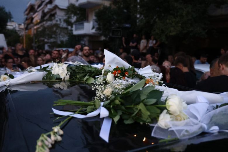 Σήμερα το μεσημέρι το τελευταίο αντίο στον Γιώργο Μαζωνάκη – Πλήθος κόσμου συρρέει στην «παλιά του γειτονιά»