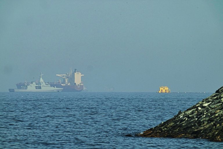 Μειώνονται περαιτέρω οι διελεύσεις πλοίων από τα Στενά του Ορμούζ