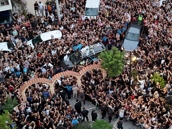 Τελευταίο χειροκρότημα στον Γιώργο Μαζωνάκη: Λαοθάλασσα αγάπης στη Νίκαια – «Όσο ηχηρή ήταν η παρουσία του, άλλο τόσο ηχηρή η απουσία του»