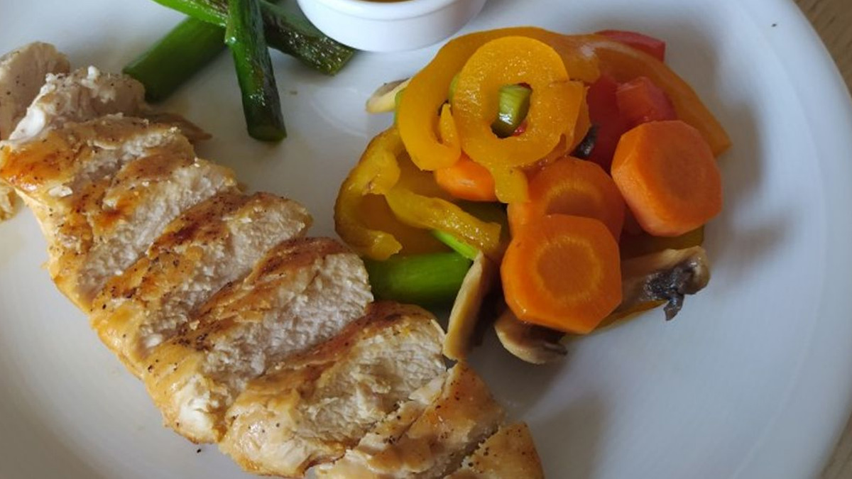Κοτόπουλο στο Air Fryer με σοτέ λαχανικά & τζατζίκι