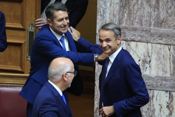 Επιστροφή Μυλωνάκη στα βουλευτικά έδρανα μετά την περιπέτεια υγείας του – Το καλωσόρισμα Μητσοτάκη