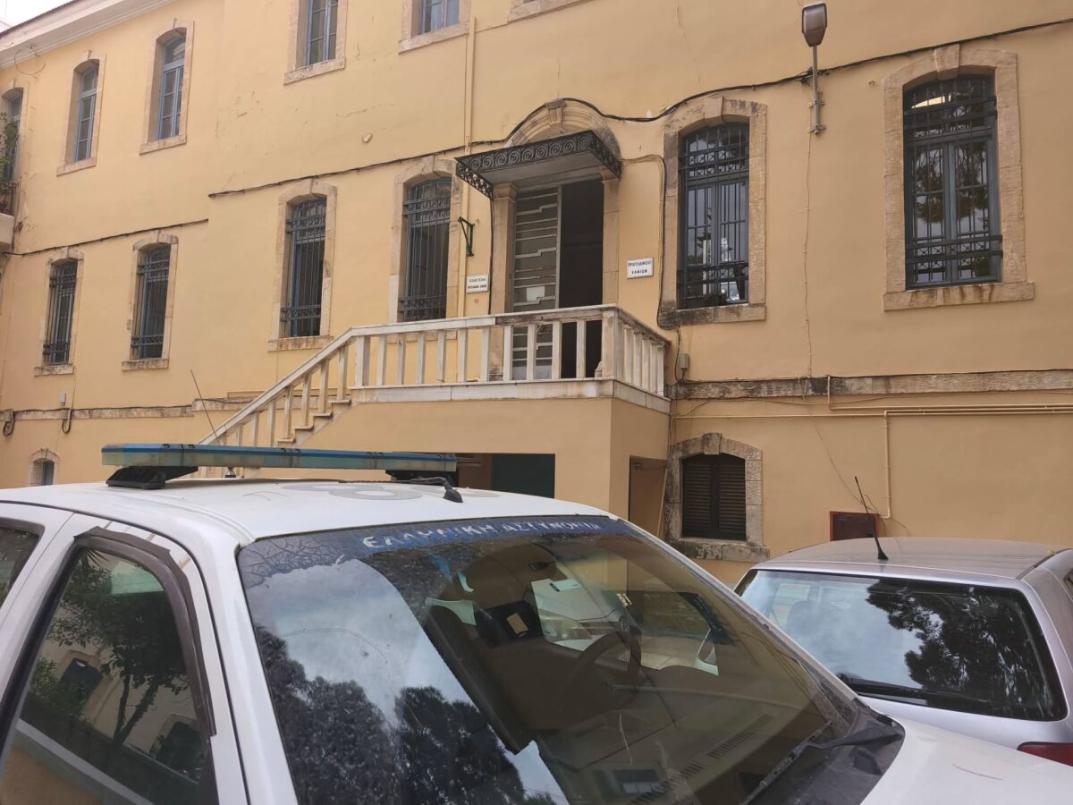 Χανιά: Ελεύθερη με περιοριστικούς όρους η 18χρονη μητέρα μετά την απολογία – Δεν επιτρέπεται να πλησιάσει το βρέφος