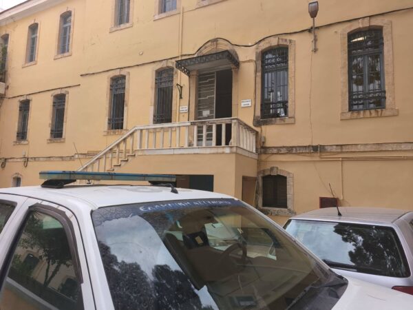Χανιά: Ελεύθερη με περιοριστικούς όρους η 18χρονη μητέρα μετά την απολογία – Δεν επιτρέπεται να πλησιάσει το βρέφος
