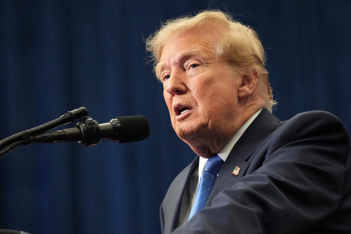 Απαγόρευσε την είσοδο των καναλιών CNN, MS Now και Politico στον Λευκό Οίκο, ο Τραμπ