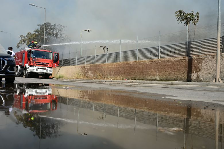 Οριοθετήθηκε η πυρκαγιά σε οικόπεδο με απορρίμματα στο Ρέντη