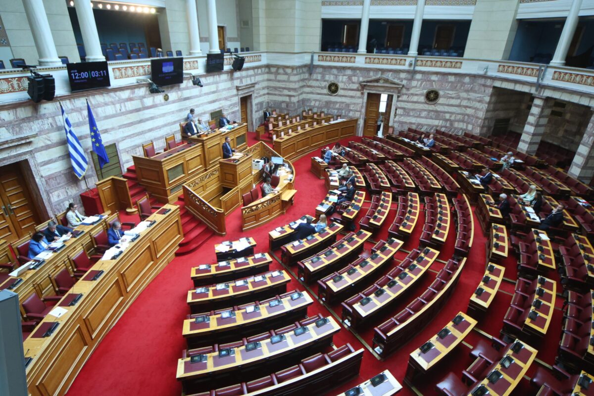 Πολιτική αντιπαράθεση για τη μείωση του Ειδικού Φόρου Κατανάλωσης στα καύσιμα