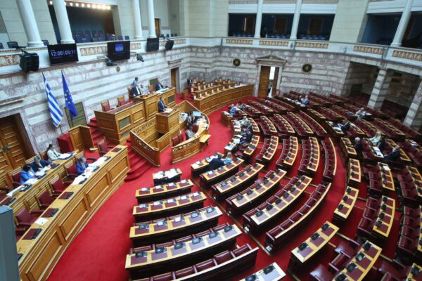 Πολιτική αντιπαράθεση για τη μείωση του Ειδικού Φόρου Κατανάλωσης στα καύσιμα