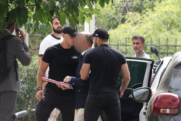 Θάνατος Μαζωνάκη: Ο κατηγορούμενος γιατρός εκπαίδευε συναδέλφους του σε «αναγεννητικές θεραπείες» – Πώς «πουλούσε» την τεχνογνωσία του
