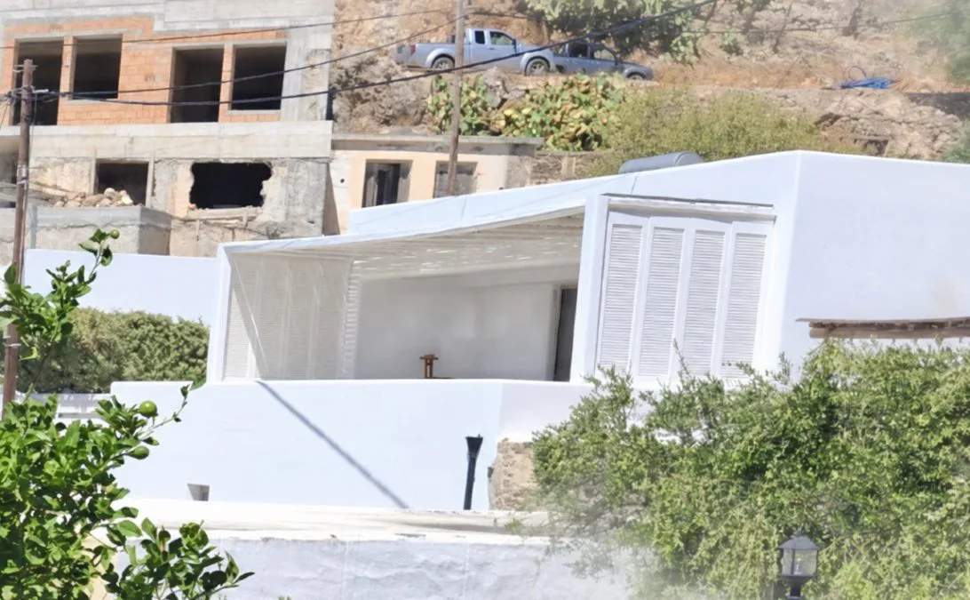 Από παλιό εργοστάσιο σε λευκό ησυχαστήριο: Το σπίτι του Γιώργου Μαζωνάκη στην Κρήτη