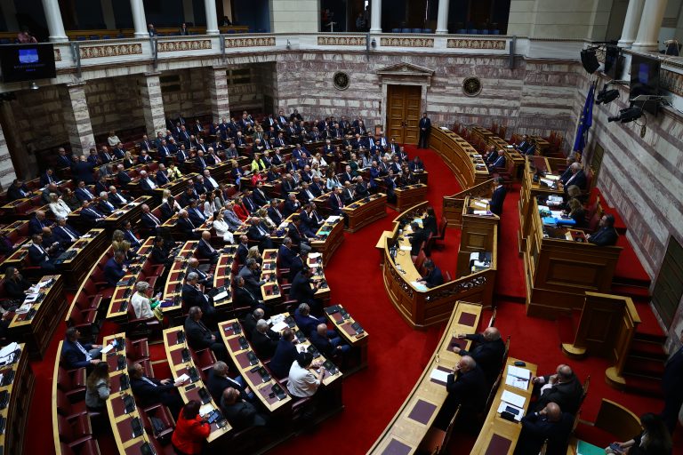 Κλιμακώνεται η κόντρα για ακρίβεια και καύσιμα: Μείωση ΕΦΚ ζητά η αντιπολίτευση – Για λαϊκισμό την κατηγορεί ο Μαρινάκης