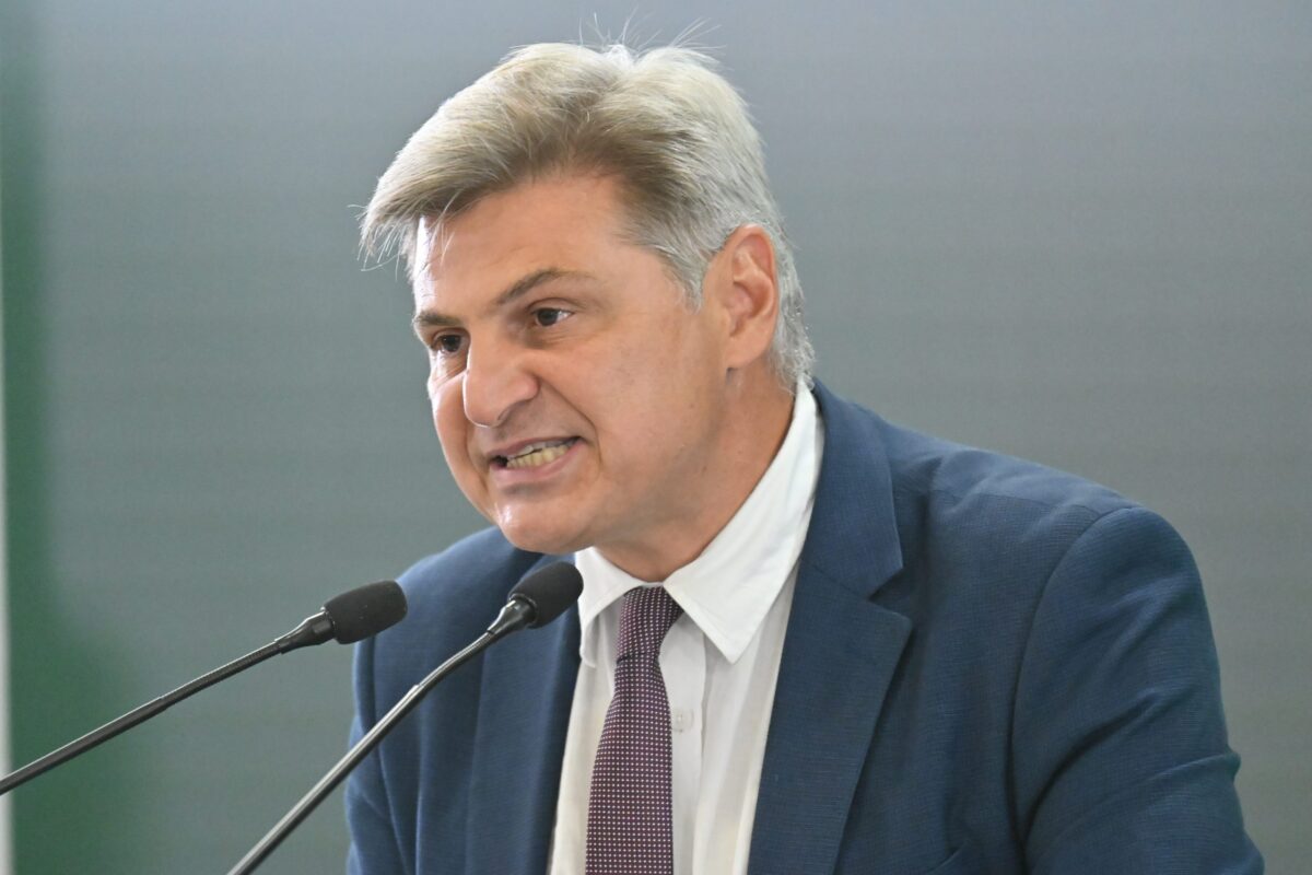 Την αποπομπή Φαραντούρη από το ΠΑΣΟΚ ζητά η Σδούκου – Τον καταγγέλλει για σεξιστικό σχόλιο
