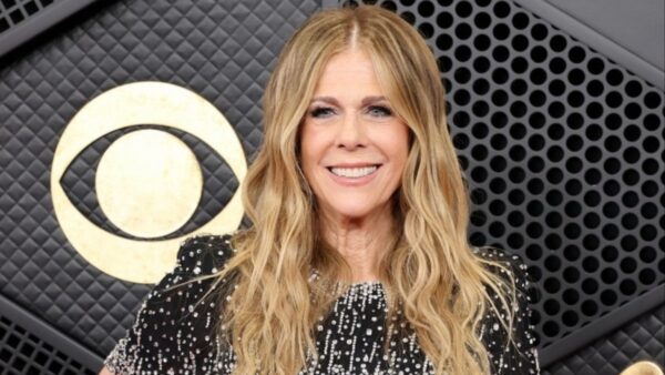 Rita Wilson: Ποζάρει τόπλες και δείχνει το τεράστιο τατουάζ που έχει στην πλάτη της