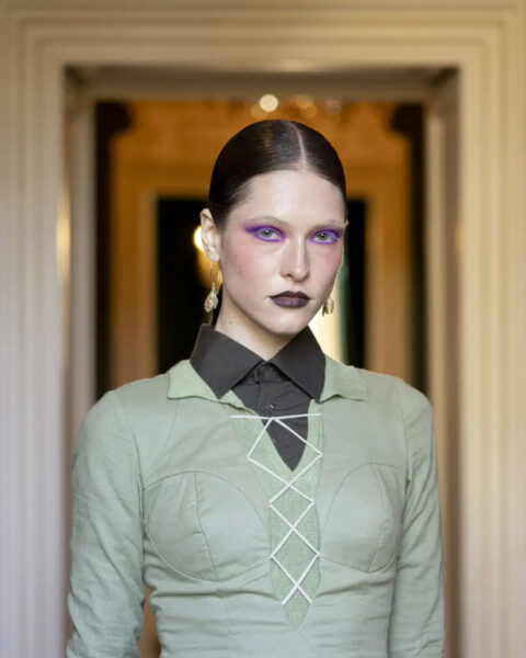 Beauty look Μιλάνου: Neon μάτια και dark lips ’90s