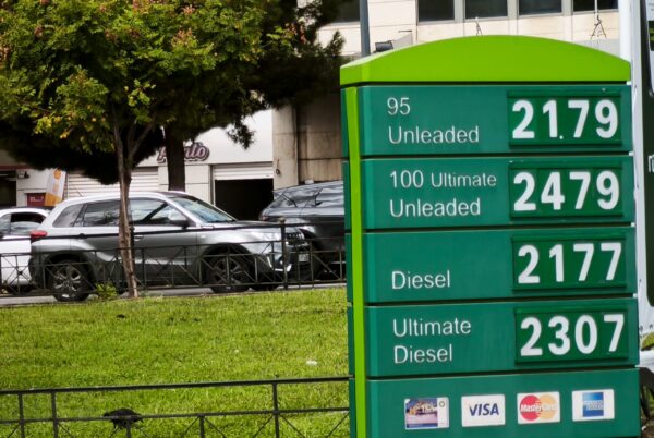 Πότε αναμένεται η πτώση της τιμής των καυσίμων στην αντλία: Παραμένει στα 2,20 η μέση τιμή της αμόλυβδης