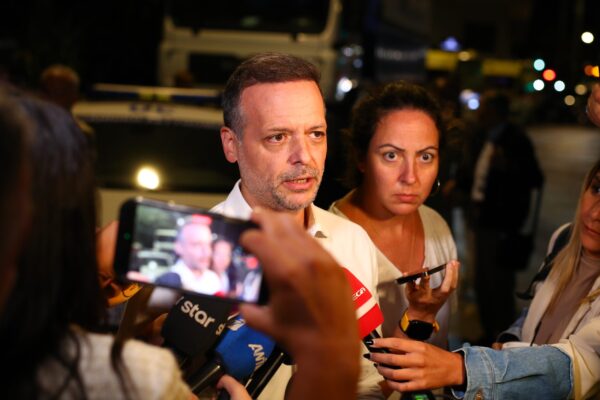 Δούκας για την Πλάκα: Απίστευτη καταστροφή, από εκτεταμένη διαρροή πιθανόν η έκρηξη – Ολονύχτια η επιχείρηση για τους έξι αγνοούμενους