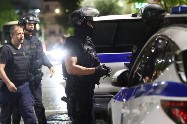 Ζεφύρι: Η στιγμή που η ΕΛ.ΑΣ. κάνει έφοδο σε κρησφύγετο κυκλώματος με τηλεφωνικές απάτες – 700.000 ευρώ η λεία