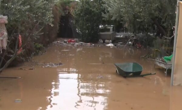 Εύβοια: Πλημμύρες και κατολισθήσεις από την ισχυρή βροχόπτωση, σε επιφυλακή οι αρχές – «Δεν έχουμε κοιμηθεί όλη τη νύχτα»