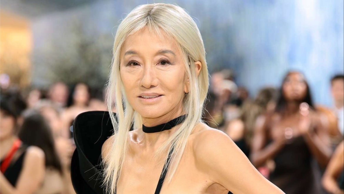 Vera Wang: Ποζάρει στα 77 της χρόνια από το κρεβάτι χωρίς ίχνος μακιγιάζ!