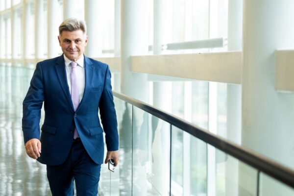 Ν. Φαραντούρης στο ΕΡΤnews: Η μείωση ΦΠΑ και ΕΦΚ είναι απόφαση της κυβέρνησης