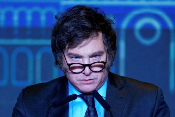 Αργεντινή: Ο πρόεδρος Μιλέι απειλεί να μηνύσει τη Βρετανία για το πετρελαϊκό έργο στα νησιά Φώκλαντ