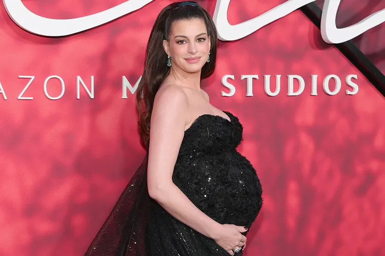 Anne Hathaway: Η εμφάνιση στην πρεμιέρα κατά την εγκυμοσύνη