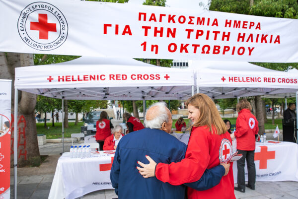 Δράση ενημέρωσης και ευαισθητοποίησης για την Τρίτη Ηλικία στην Πλατεία Συντάγματος από τον Ελληνικό Ερυθρό Σταυρό