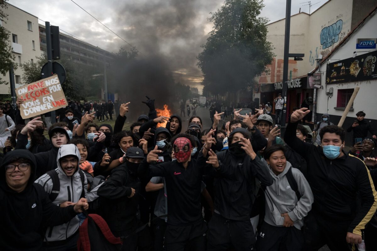 Γαλλία: Εξαπλώνονται οι διαμαρτυρίες στα σχολεία – Η κυβέρνηση κατηγορεί την Ανυπότακτη Γαλλία του Μελανσόν για τις ταραχές