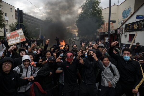Γαλλία: Εξαπλώνονται οι διαμαρτυρίες στα σχολεία – Η κυβέρνηση κατηγορεί την Ανυπότακτη Γαλλία του Μελανσόν για τις ταραχές