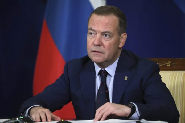Μεντβέντεφ: «Δεν θα θυσιάσουμε ποτέ τη σχέση μας με το Ιράν»