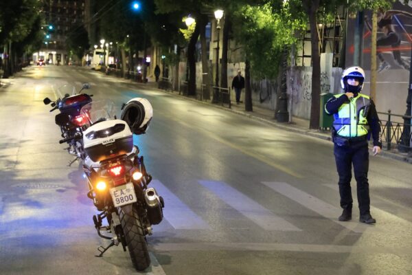 Σπάτα: Όχημα παρέσυρε τροχονόμο και τον τραυμάτισε ελαφρά