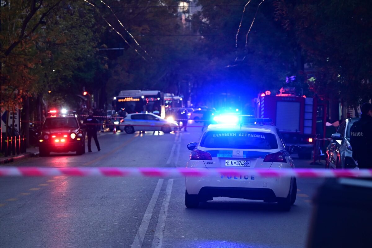 Νέα εμπρηστική επίθεση σε κατάστημα στην Αχαρνών: Ύποπτο αντικείμενο, πιθανότατα χειροβομβίδα – Πού υπάρχει διακοπή κυκλοφορίας
