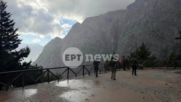Σταδιακή υποχώρηση των υδάτων στο φαράγγι της Σαμαριάς – Στόχος να απομακρυνθούν την Τετάρτη οι οκτώ εγκλωβισμένοι