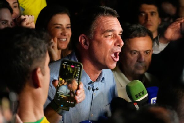 Βραζιλία: Ο Φλάβιο Μπολσονάρου σε θέση ισχύος ενόψει του δεύτερου γύρου, μάχη με τον Λούλα στις 25 Οκτωβρίου