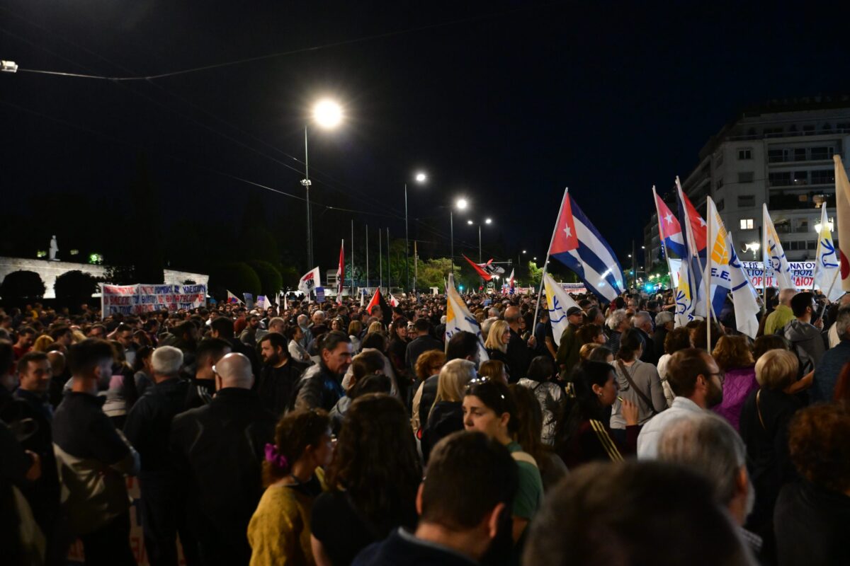 Αντιπολεμικό συλλαλητήριο στο κέντρο της Αθήνας: Ξεκίνησε η πορεία προς την αμερικανική πρεσβεία – Κλειστοί οι γύρω δρόμοι