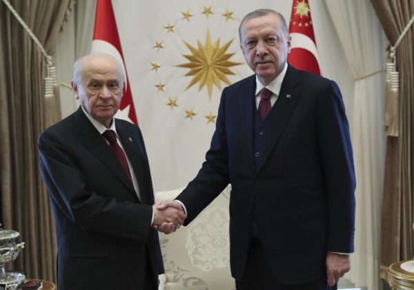 Τουρκία: Σήμα Μπαχτσελί για πρόωρες εκλογές το 2028 με υποψήφιο τον Ερντογάν