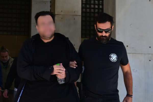 Στην Ευελπίδων ο επικεφαλής και τα μέλη του κυκλώματος που εξαπατούσε τον ΕΦΚΑ