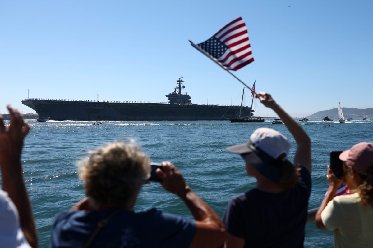 ΗΠΑ: Επέστρεψε το USS Abraham Lincoln έπειτα από πολύμηνη αποστολή στη Μέση Ανατολή