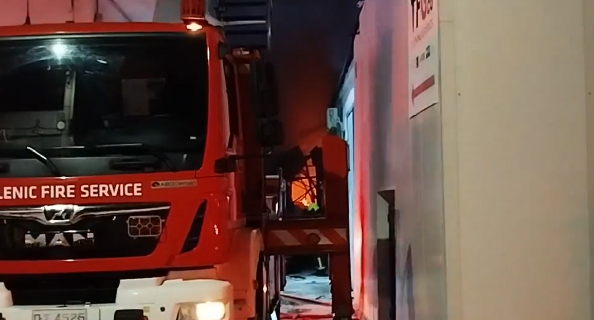 Διακοπή κυκλοφορίας στο Αιγάλεω λόγω πυρκαγιάς σε εργοστάσιο υφασμάτων