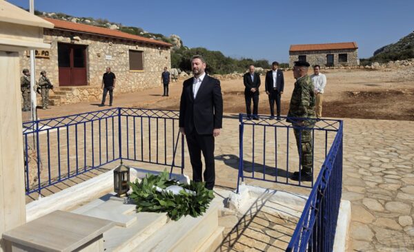 Στη Ρω ο Νίκος Ανδρουλάκης – Κατέθεσε στεφάνι στο μνημείο της «Κυράς της Ρω»