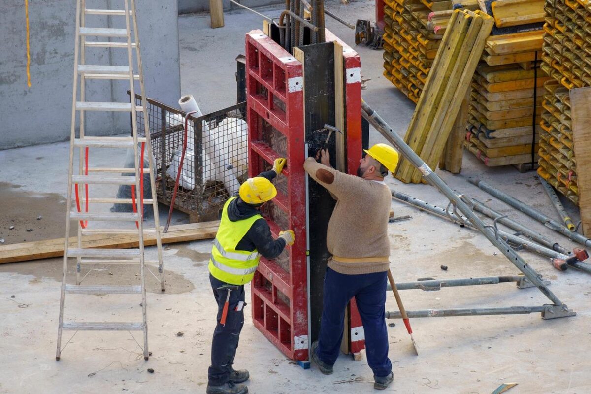 Εργασία: Δεν αυξάνεται η ανταγωνιστικότητα με τις περισσότερες ώρες δουλειάς – Γιατί απέτυχε το 13ωρο στην Ελλάδα;