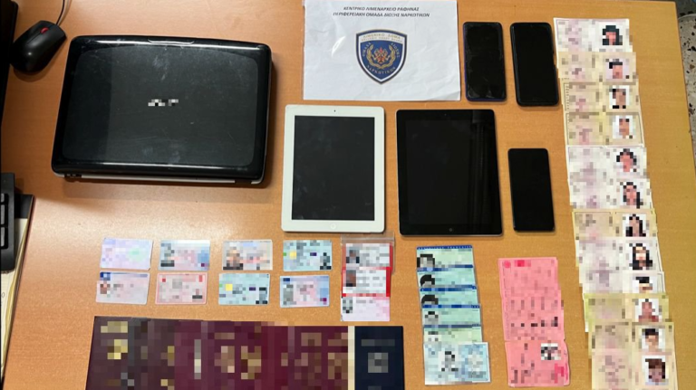 Αιγάλεω: Συνελήφθη 61χρονος, μέλος κυκλώματος διακίνησης μεταναστών – Κατασχέθηκαν πλαστά διαβατήρια και άδειες εισόδου